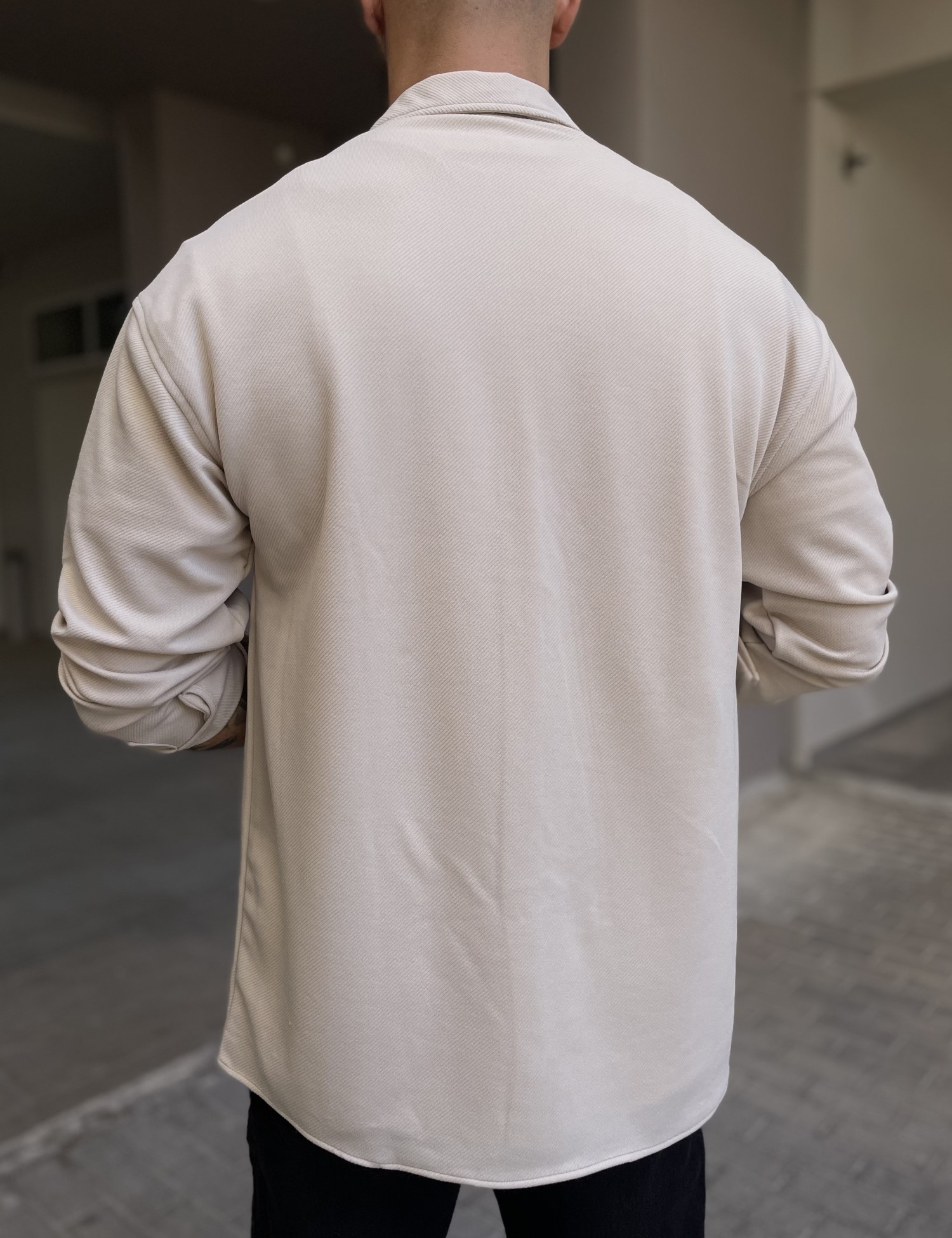 Ανδρικό μπεζ διαγωνάλ Overshirt με γιακά RMZ456B φωτογραφία